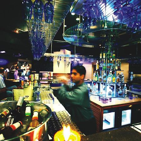 The Lalit Mumbai Hotel Restoran foto The bar at the nightclub
