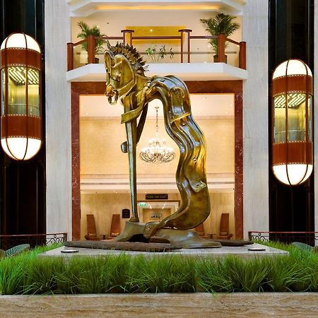 The Lalit Mumbai Hotel Bagian luar foto The sculpture in the lobby of the Taj Bengal