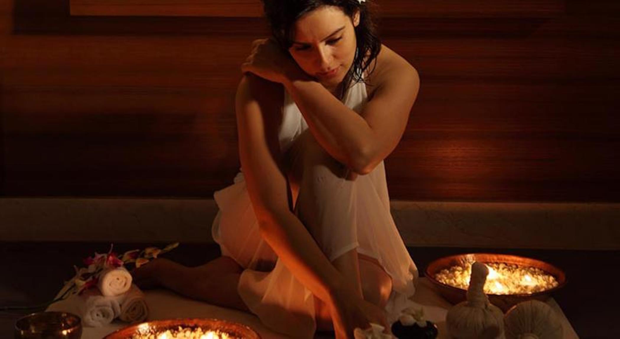 The Lalit Mumbai Hotel Bagian luar foto A woman in a spa