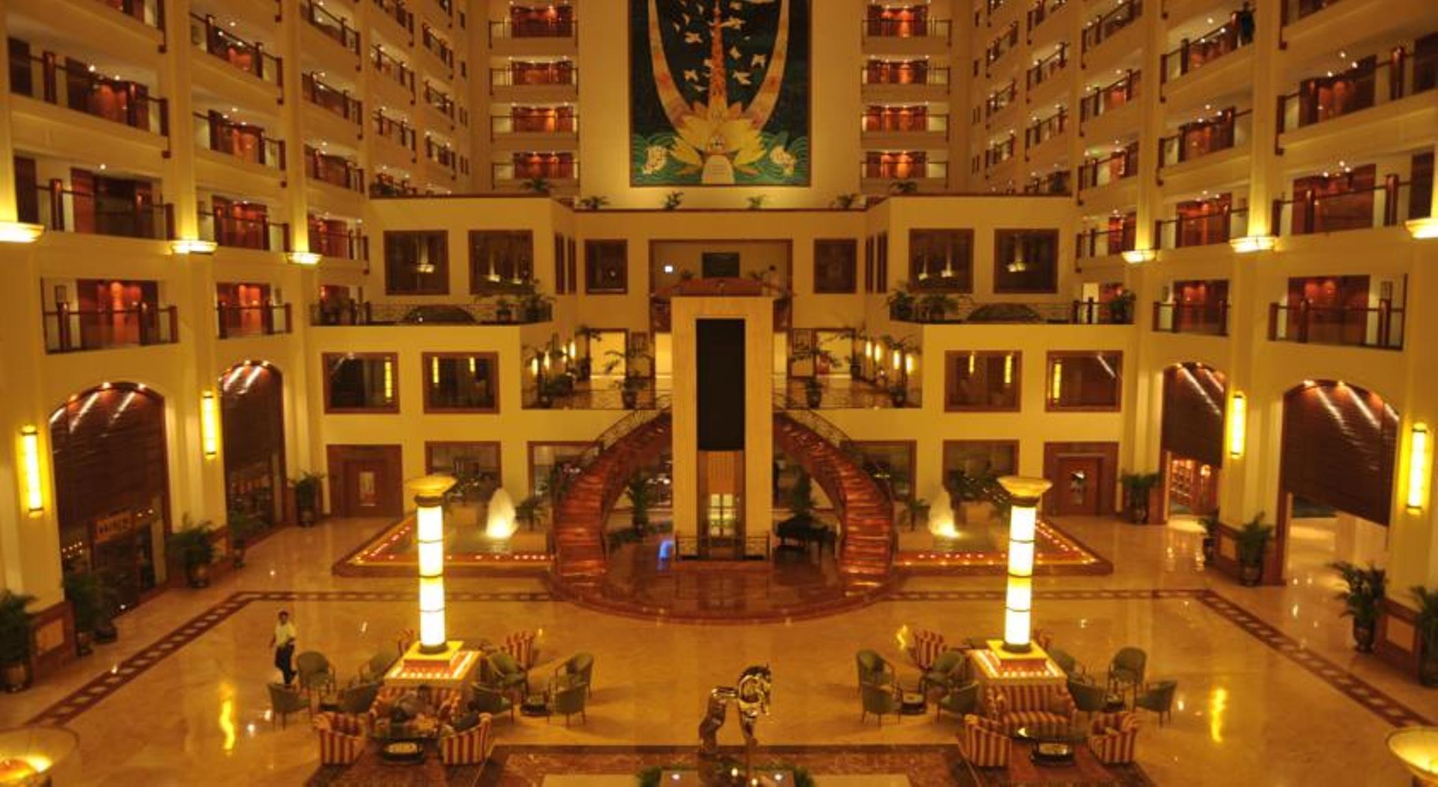The Lalit Mumbai Hotel Bagian luar foto The interior of the hotel