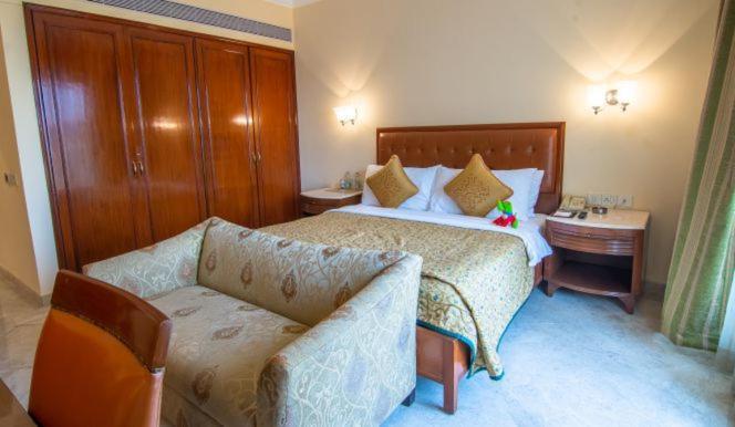 The Lalit Mumbai Hotel Bagian luar foto A bedroom at the hotel