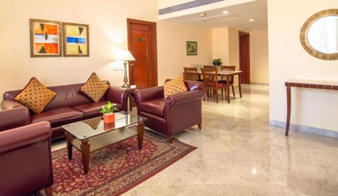 The Lalit Mumbai Hotel Bagian luar foto A living room in a suite at the Taj Bengal