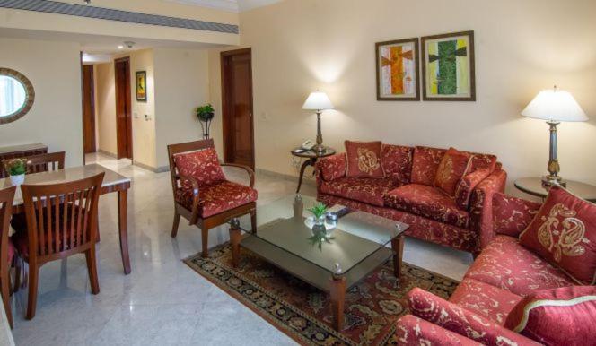 The Lalit Mumbai Hotel Bagian luar foto A living room in a suite at the Taj Bengal