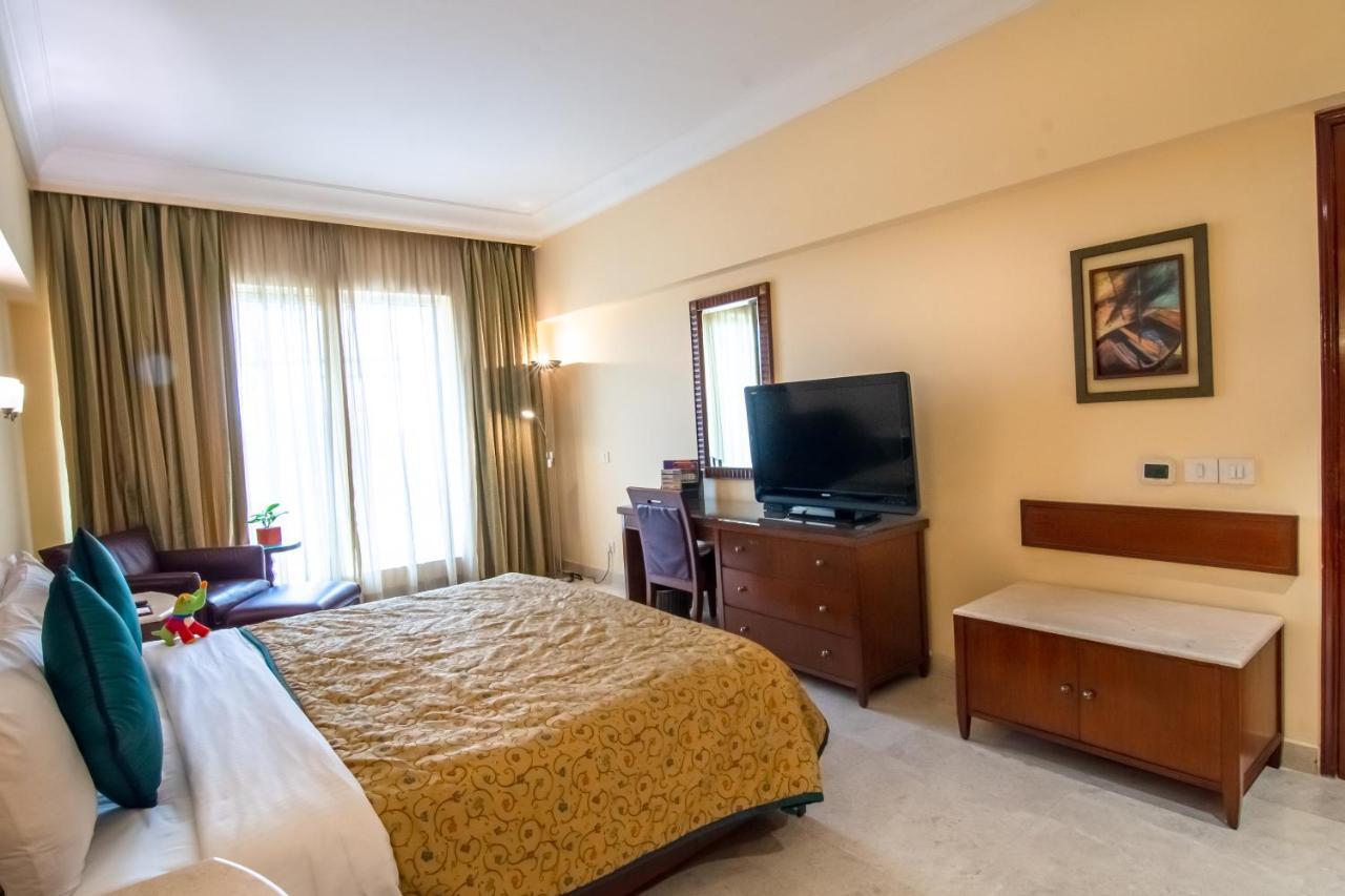 The Lalit Mumbai Hotel Bagian luar foto A room at the hotel