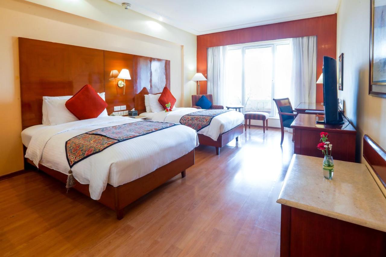 The Lalit Mumbai Hotel Bagian luar foto Deluxe Room
