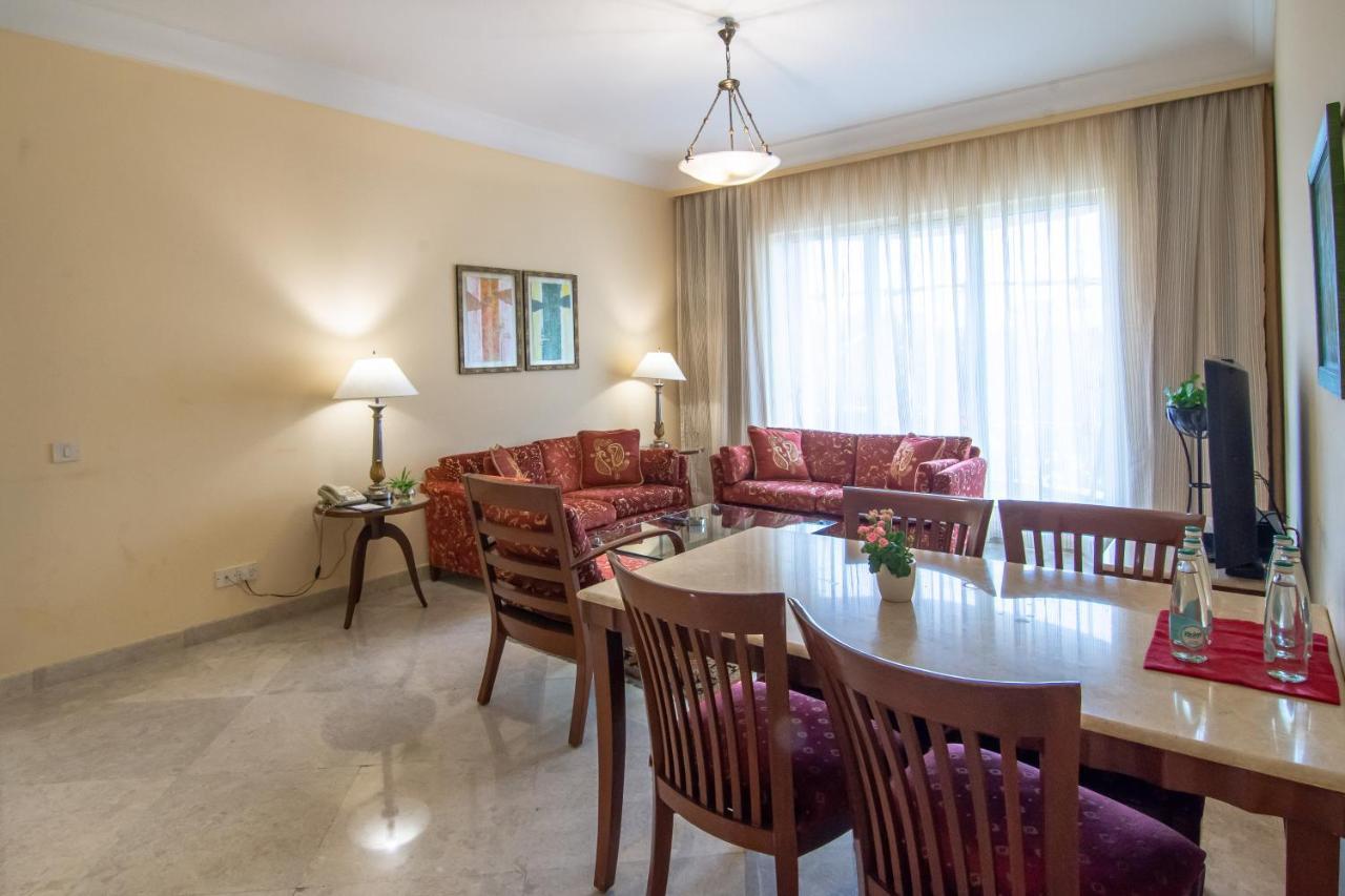The Lalit Mumbai Hotel Bagian luar foto A living room in a typical apartment