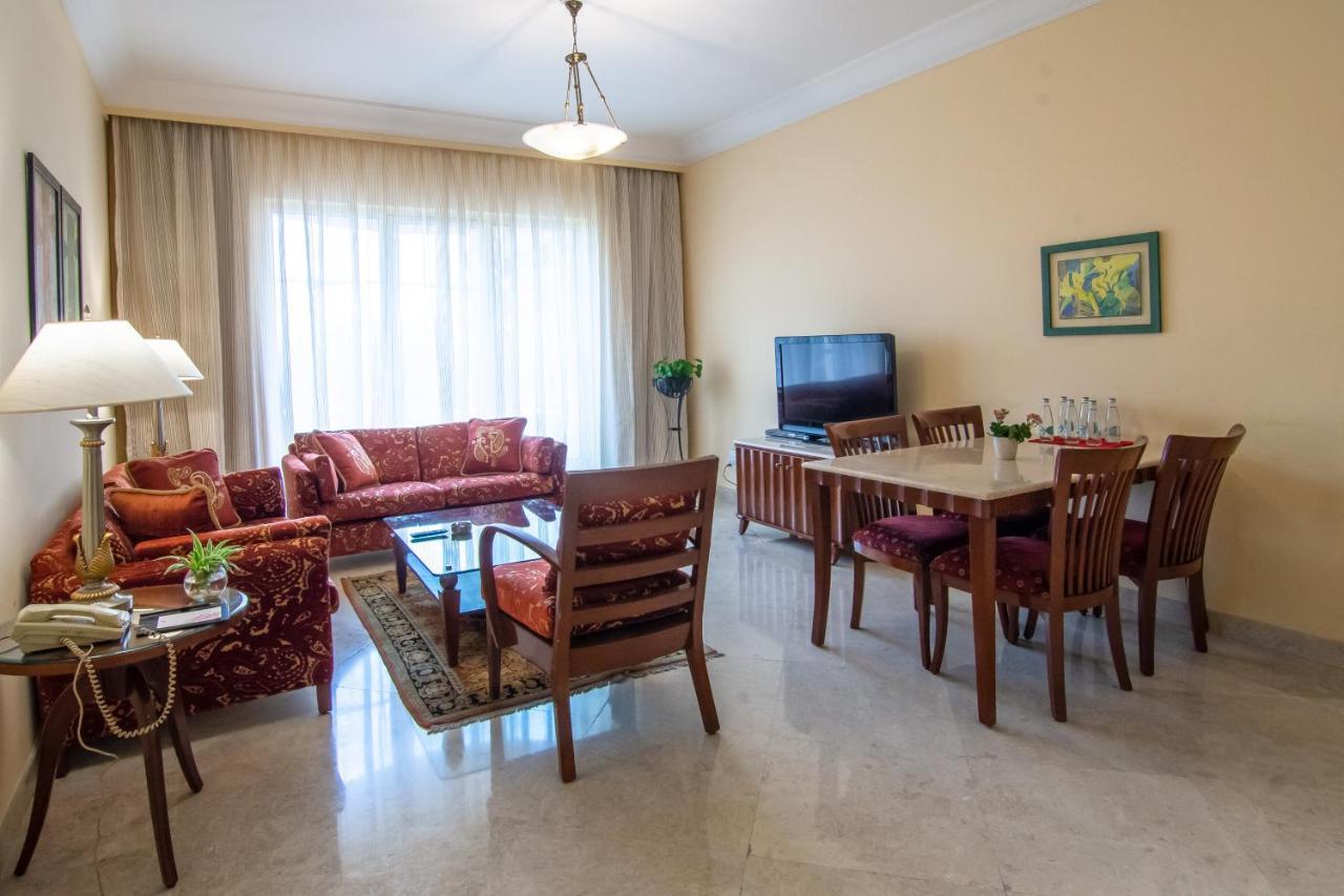 The Lalit Mumbai Hotel Bagian luar foto A living room in a typical apartment