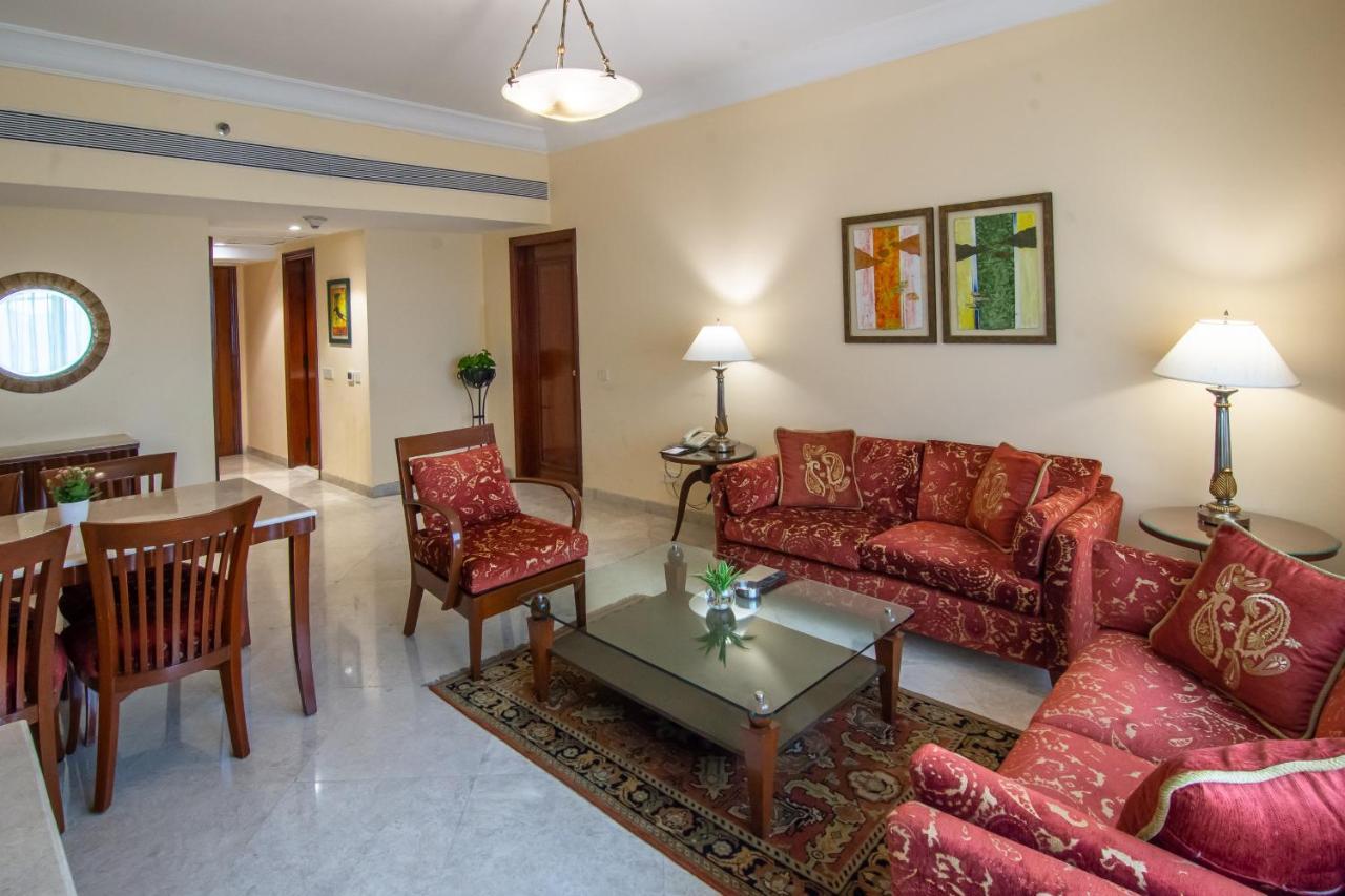 The Lalit Mumbai Hotel Bagian luar foto A living room in a suite at the Taj Bengal