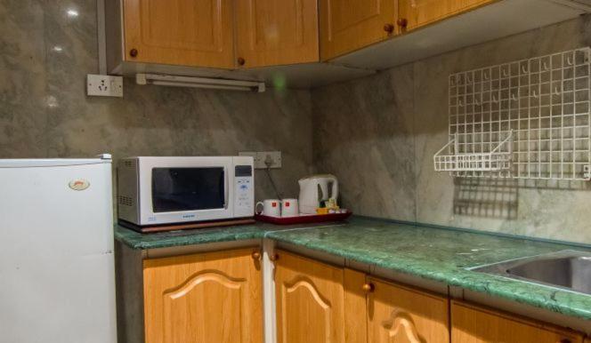 The Lalit Mumbai Hotel Bagian luar foto A typical kitchen in a one-bedroom apartment