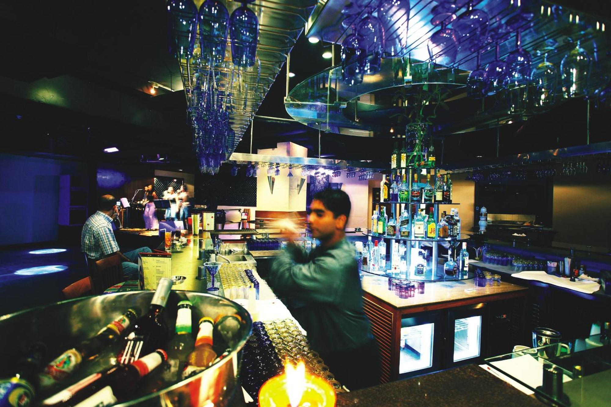 The Lalit Mumbai Hotel Restoran foto The bar at the nightclub