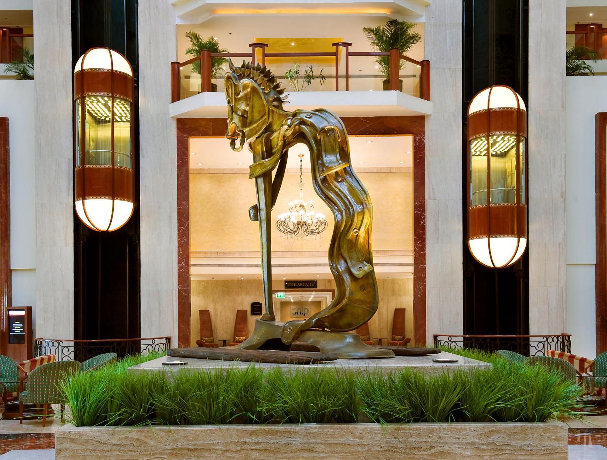 The Lalit Mumbai Hotel Bagian luar foto The sculpture in the lobby of the Taj Bengal