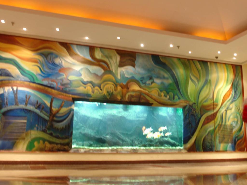 The Lalit Mumbai Hotel Bagian luar foto The aquarium at the lobby