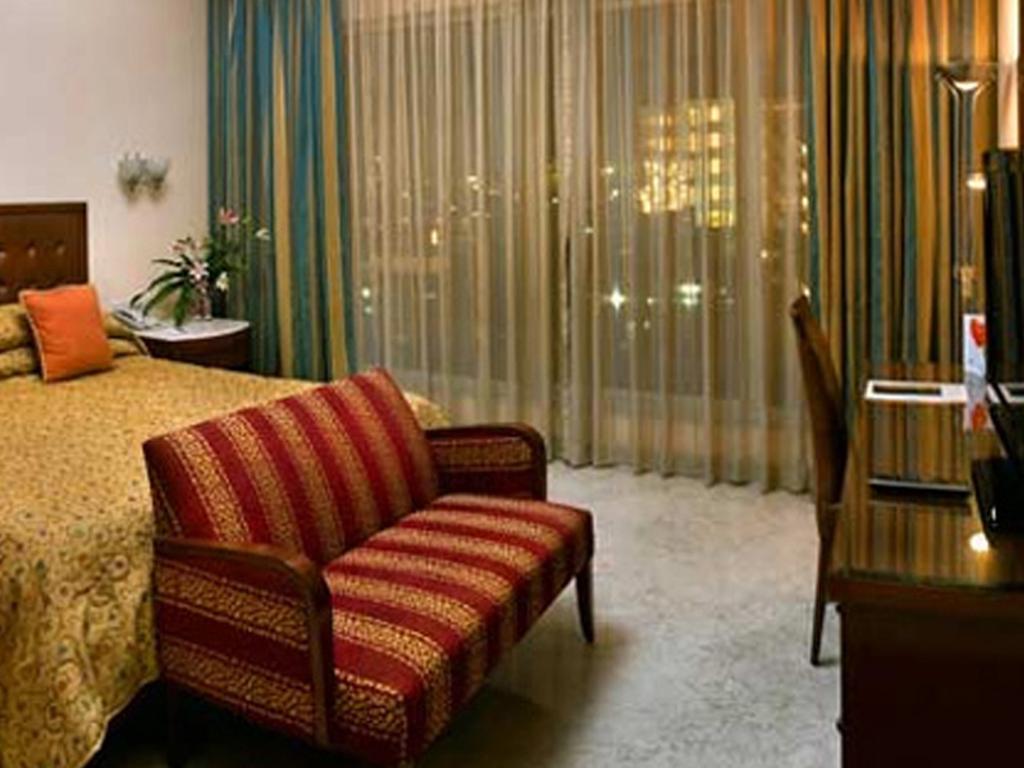 The Lalit Mumbai Hotel Ruang foto A room at the hotel