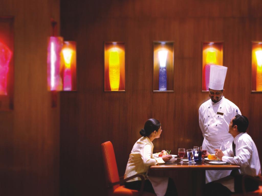The Lalit Mumbai Hotel Restoran foto A restaurant in a hotel
