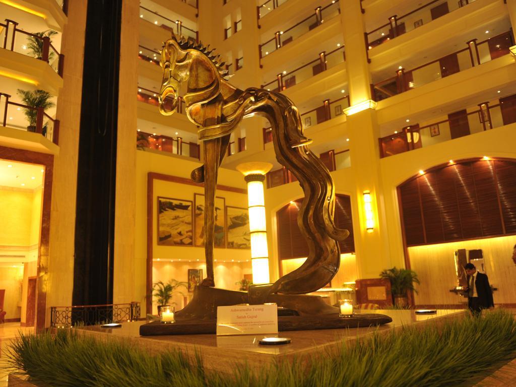 The Lalit Mumbai Hotel Bagian luar foto The lobby of the Grand Hotel