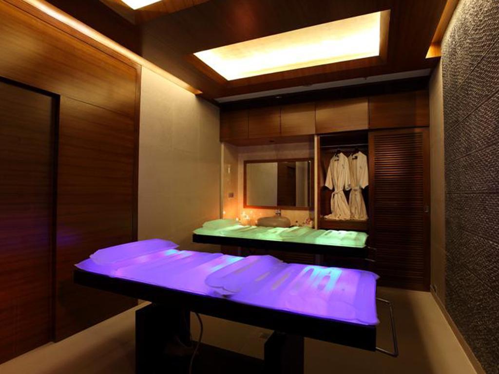 The Lalit Mumbai Hotel Fasilitas foto A massage room at a spa