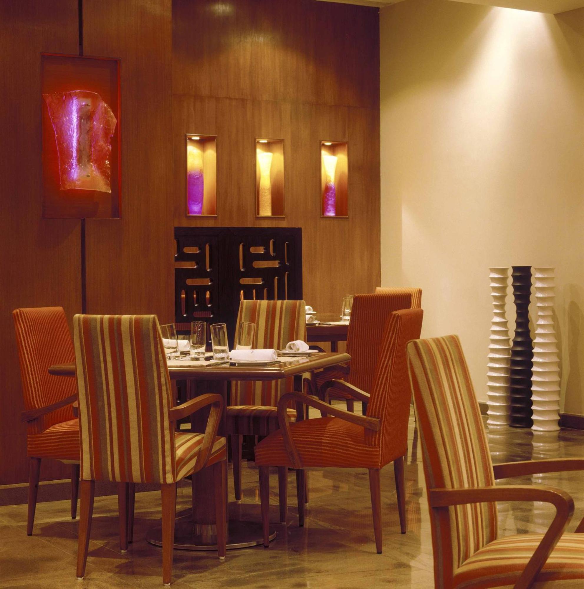 The Lalit Mumbai Hotel Bagian luar foto A restaurant in a hotel